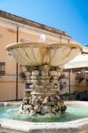 Una fontana barocca di Ibla, nelle strade di uno dei quartieri più caratteristici della città di Ragusa (Sicilia).