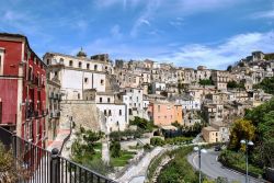 Il quartiere di Ragusa Ibla fu ricostruito dopo il terremoto. Oggi ospita numerosi monumenti della città iscritti nella lista del Patrimonio dell’Umanità dell’Unesco. ...