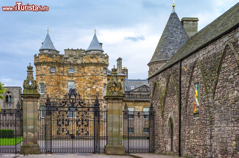 Immagine L'Abbey Strand Gate del Palace of Holyroodhouse, residenza ufficiale della Regina in Scozia. Si trova al termine del Royal Mile di Edimbuigo - foto © Gimas / Shutterstock.com