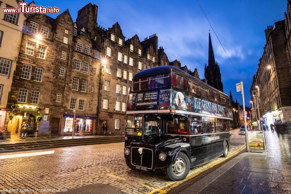 Immagine L'autobus del Ghost Tour lungo il Royal Mile di Edimburgo (Scozia) - foto © f11photo / Shutterstock.com