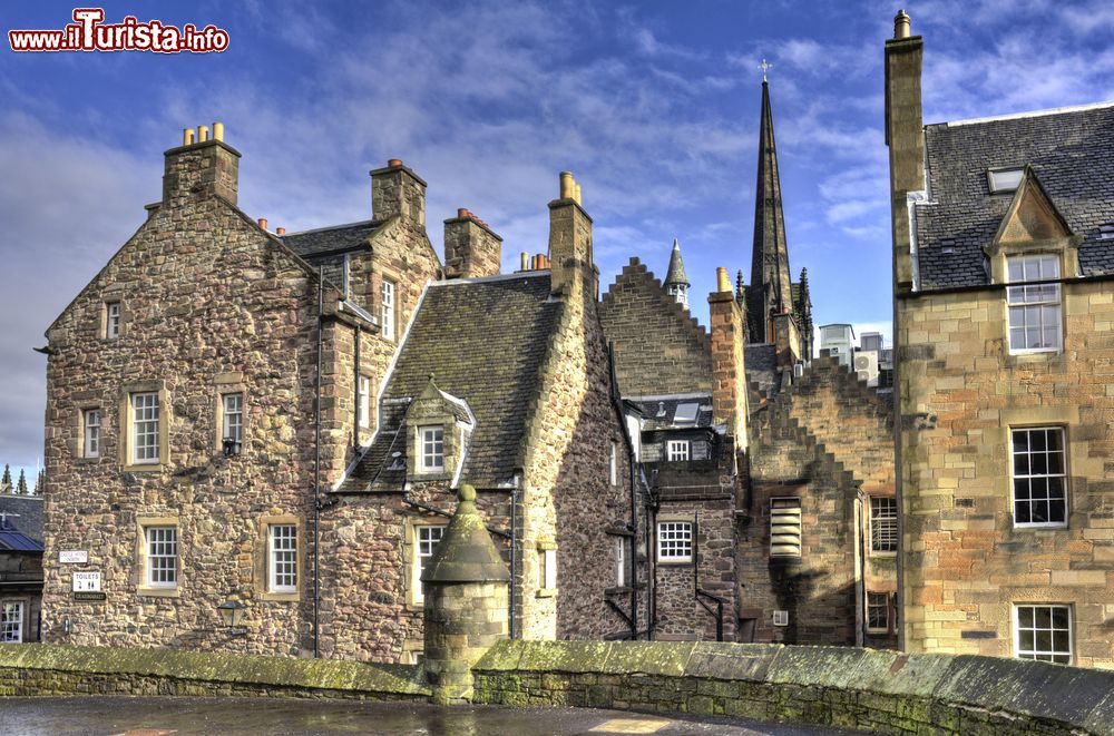 Immagine Antichi edifici in pietra a Castlehill, nella zona centrale di Edimburgo, capitale della Scozia dal 1437.