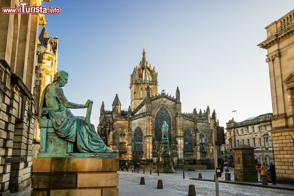 Immagine La cattedrale di St.Giles è la chiesa più importante di Edimburgo da oltre nove secoli. Come tanti altri edifici storici, si trova lungo il Royal Mile.