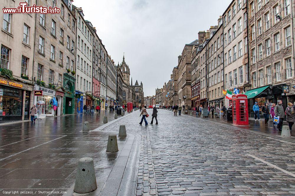 Immagine High Street dopo la pioggia. Siamo lungo il famoso Royal Mile di Edimburgo, la strada più importante della città - foto © peizais / Shutterstock.com