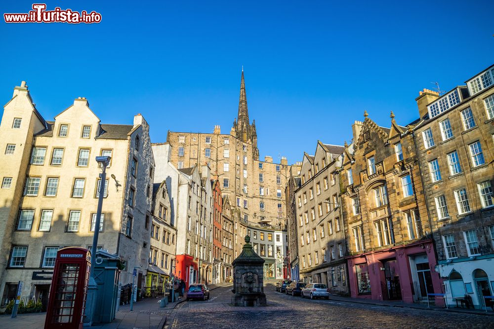 Immagine Il centro storico di Edimburgo, capitale della Scozia dal XV secolo. La città sorge a circa 70 km da Glasgow.