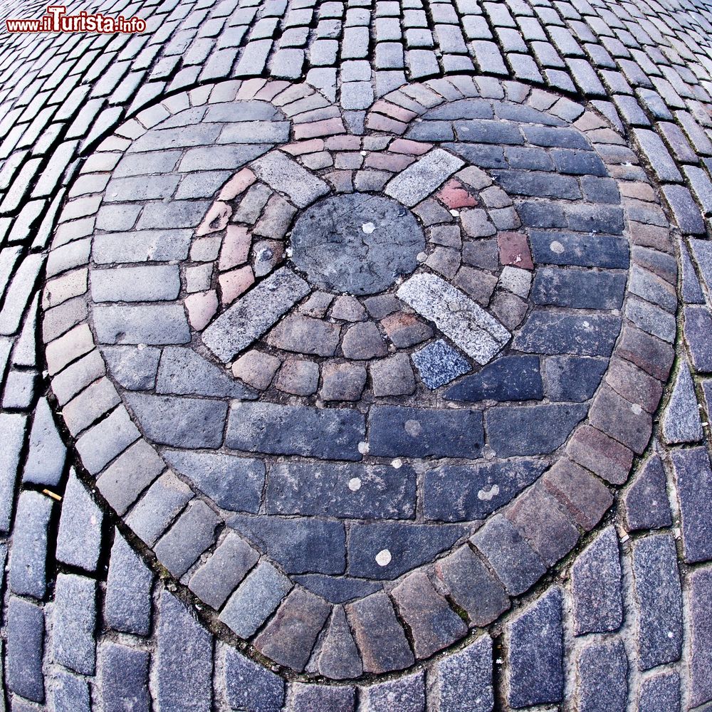 Immagine Il famoso Heart of Midlothian, realizzato tra i ciottoli del Royal Mile di Edimburgo (Scozia). Nonostante non sia molto elegante, si dice porti fortuna sputarci sopra quando si passa da qui.