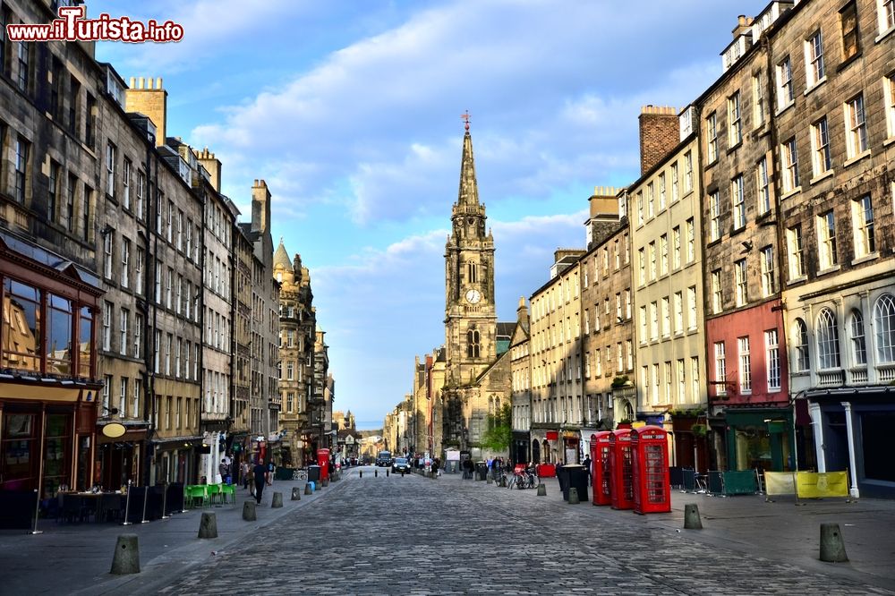 Immagine Il Royal Mile è la strada più conosciuta di Edimburgo (Scozia). Taglia in due la città vecchia e deve il nome alla sua lunghezza, che corrisponde a un miglio (mile, in inglese).