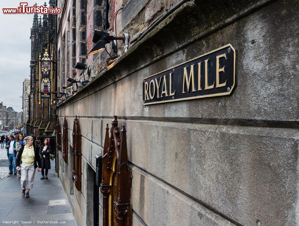 Immagine L'insegna del Royal Mile nella zona di Castlehill, nel centro storico di Edimburgo, la più frequentata dai turisti - foto © lowsun / Shutterstock.com