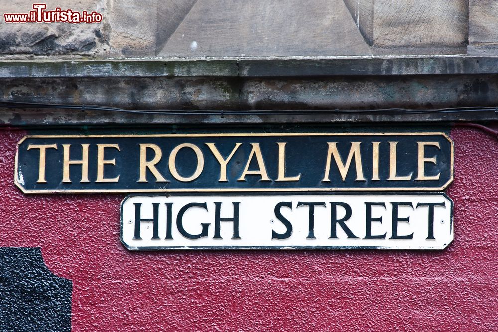 Immagine L'insegna di High Street - Royal Mile nel centro storico di Edimburgo, città di 500.000 abitanti nel sud-est della Scozia.