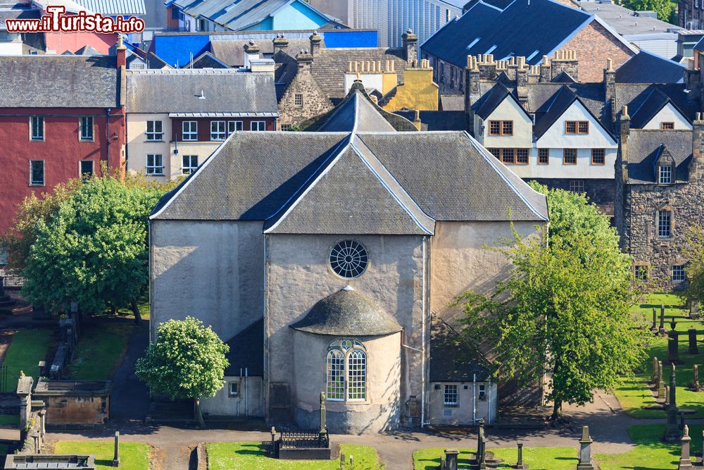 Immagine La Kirk of the Canongate è una parrocchia del distretto di Canongate, nella città vecchia di Edimburgo (Scozia),