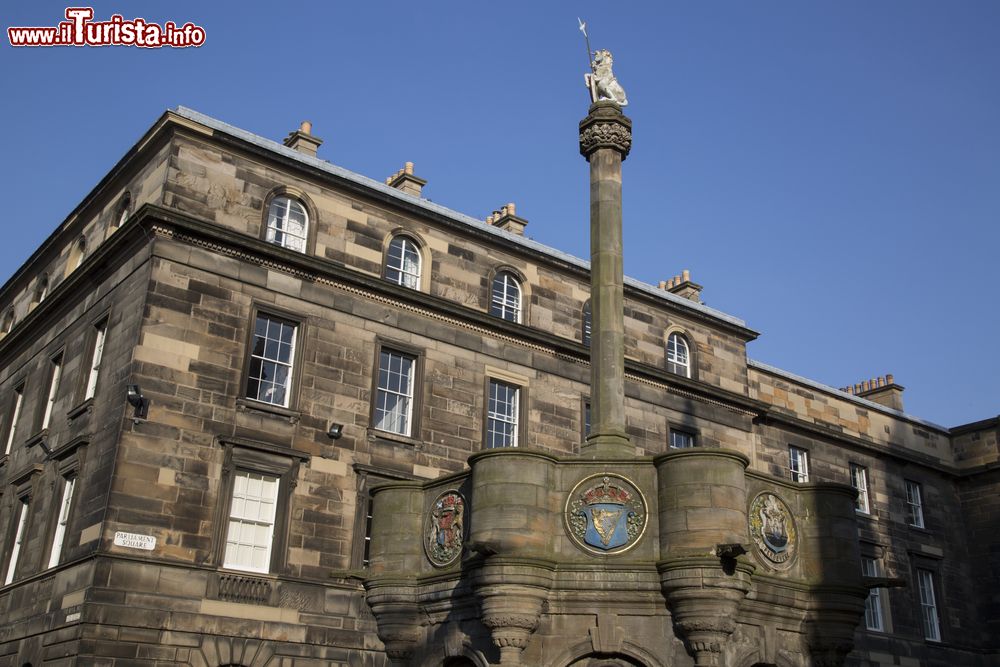 Immagine La Mercat Cross in Parliament Square, accanto alla cattedrale di St.Giles, lungo il Royal Mile di Edimbrugo.