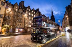 L'autobus del Ghost Tour lungo il Royal Mile di Edimburgo (Scozia) - foto © f11photo / Shutterstock.com