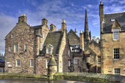 Antichi edifici in pietra a Castlehill, nella zona centrale di Edimburgo, capitale della Scozia dal 1437.
