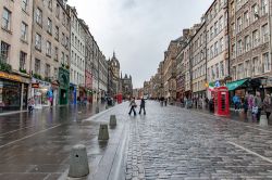 High Street dopo la pioggia. Siamo lungo il famoso Royal Mile di Edimburgo, la strada più importante della città - foto © peizais / Shutterstock.com