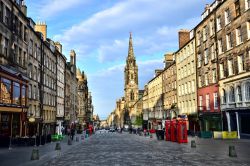 Il Royal Mile è la strada più conosciuta di Edimburgo (Scozia). Taglia in due la città vecchia e deve il nome alla sua lunghezza, che corrisponde a un miglio (mile, in inglese). ...