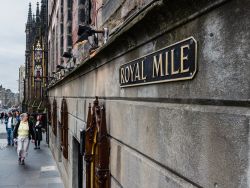 L'insegna del Royal Mile nella zona di Castlehill, nel centro storico di Edimburgo, la più frequentata dai turisti - foto © lowsun / Shutterstock.com