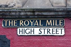 L'insegna di High Street - Royal Mile nel centro storico di Edimburgo, città di 500.000 abitanti nel sud-est della Scozia.