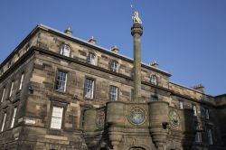 La Mercat Cross in Parliament Square, accanto alla cattedrale di St.Giles, lungo il Royal Mile di Edimbrugo.