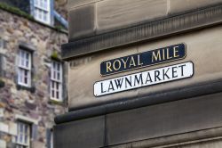 Un cartello stradale di Lawnmarket (l'antica strada dei venditori di stoffe) lungo il Royal Mile di Edimburgo.