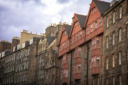 L'architettura di alcuni palazzi storici che si affacciano sul Royal Mile di Edimburgo (Scozia).