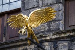 Una scultura all'ingresso della Gladstone's Land su Lawnmarket, lungo il Royal Mile di Edimburgo (Scozia).