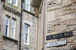 Segnali stradali di Canongate e del Royal Mile nel centro di Edimburgo (Scozia, UK).