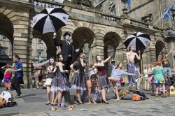 Uno spettacolo in strada sul Royal Mile durante l'Edinburgh Festival Fringe che si tiene ogni anno in estate - © jan kranendonk / Shutterstock.com