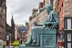 La statua di David Hume, famoso filosofo scozzese, sul Royal Mile di Edimburgo - foto © Ivica Drusany / Shutterstock.com