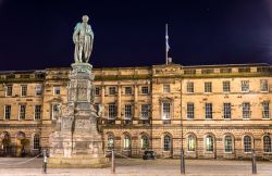 La statua di Walter Montagu Douglas Scott di fronte alla Parliament House di Edimburgo, accanto al Royal Mile.