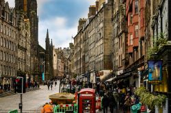 The Royal Mile è il simbolo di Edimburgo. La strada misura un miglio (circa 1600 metri) e taglia in due il centro storico unendo l'Edinburgh castle e l'Holyrood Palace.
