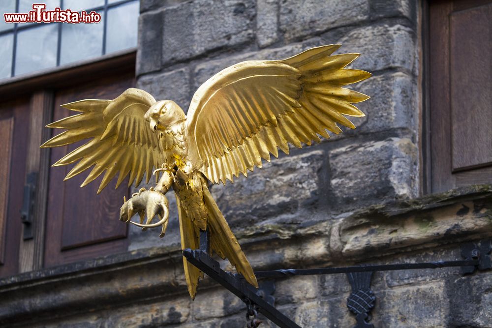 Immagine Una scultura all'ingresso della Gladstone's Land su Lawnmarket, lungo il Royal Mile di Edimburgo (Scozia).