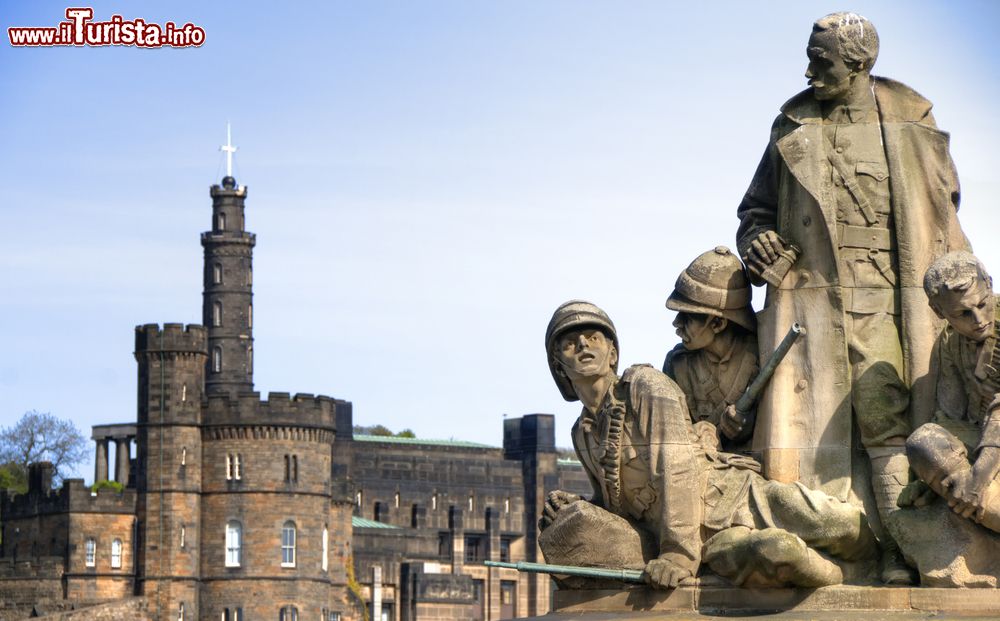 Immagine Statue ed edifici sul Royal Mile ad Edimburgo, capitale della Scozia nonchè una delle città più importanti del Regno Unito.