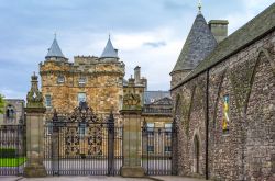 L'Abbey Strand Gate del Palace of Holyroodhouse, residenza ufficiale della Regina in Scozia. Si trova al termine del Royal Mile di Edimbuigo - foto © Gimas / Shutterstock.com