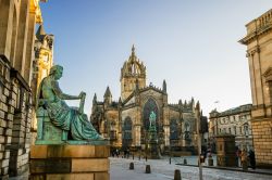 La cattedrale di St.Giles è la chiesa più importante di Edimburgo da oltre nove secoli. Come tanti altri edifici storici, si trova lungo il Royal Mile.
