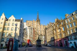Il centro storico di Edimburgo, capitale della Scozia dal XV secolo. La città sorge a circa 70 km da Glasgow.