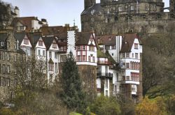 Ramsay Garden è un complesso di sedici case private nell'area di Castlehill a Edimburgo (Scozia), visibili da Princes Street.