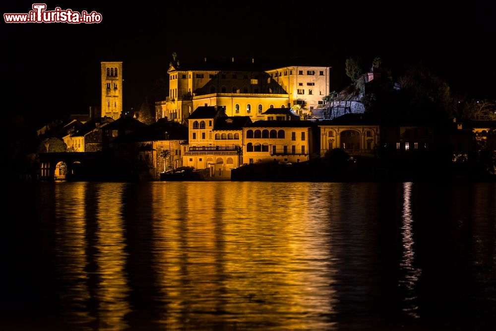 Immagine Il monastero e Isola di San Giulio fotografati in nottuna, sul lago d'Orta in Piemonte