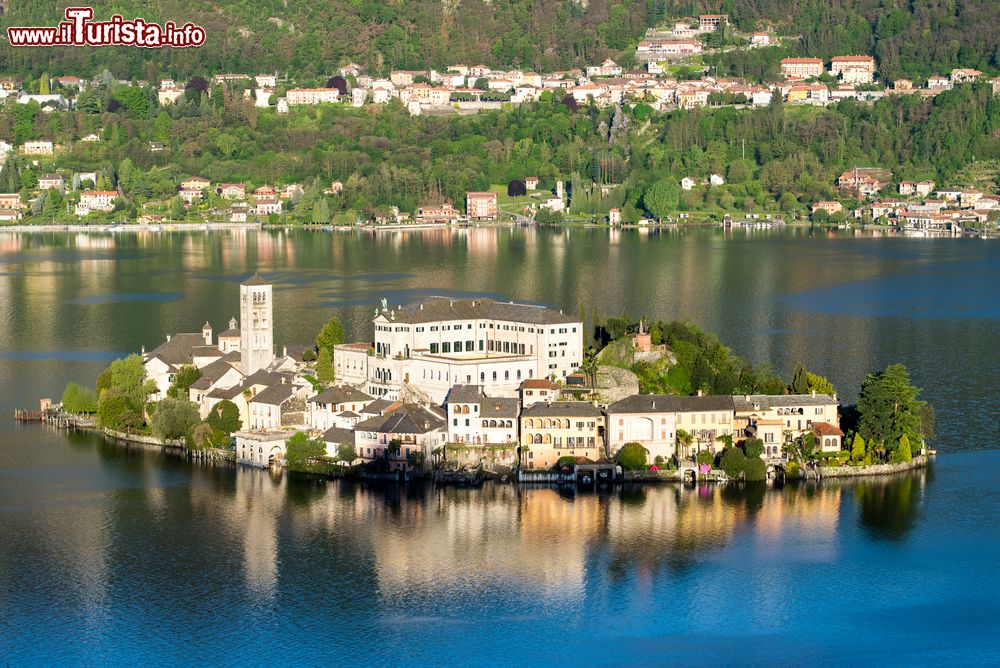 Immagine Panorama dell'Isola di San Giulio sul Lago d'Orta in Piemonte