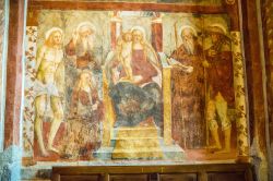 Affreschi nella Basilica dell'Isola di San Giulio, lago d'Orta - © Anilah / Shutterstock.com