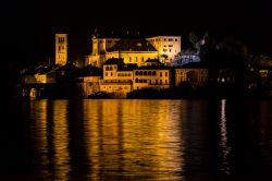 Il monastero e Isola di San Giulio fotografati in nottuna, sul lago d'Orta in Piemonte