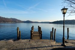 Molo in legno sull'Isola di San Giulio, in Piemonte