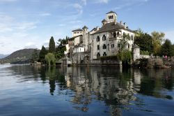 Scorcio di una villa sull'Isola di San Giulio a Orta, Piemonte