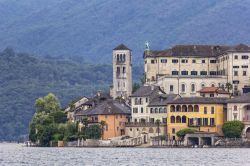 Il borgo dell Isola di San Giulio davanti a Orta San Giulio, in Piemonte