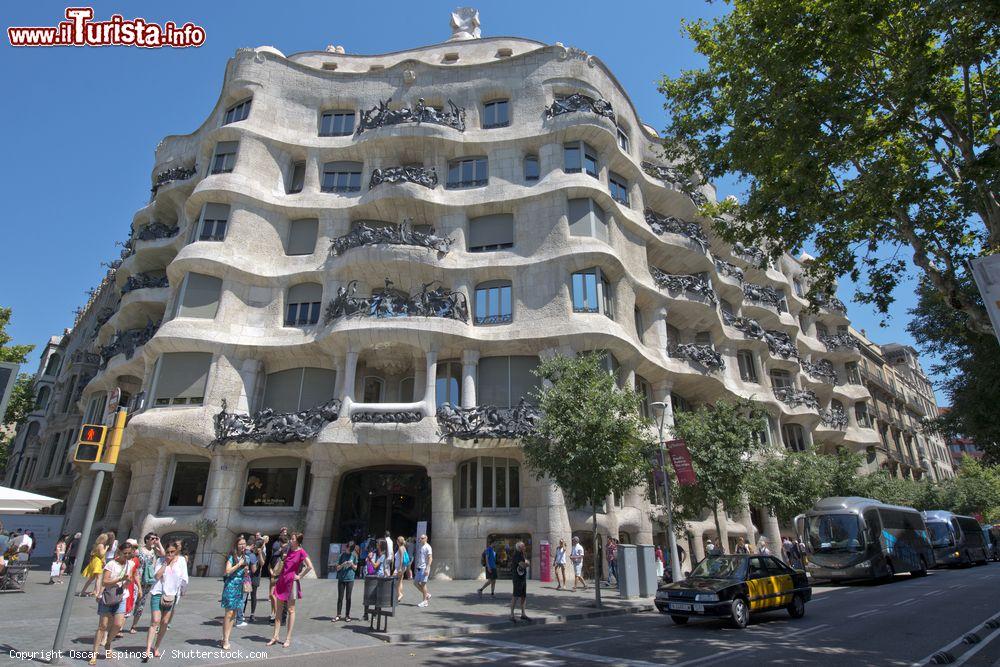 Immagine Casa Mila (La Pedrera): siamo nel quartiere Eixample, lungo il Passeig de Gracia aBarcellona - © Oscar Espinosa / Shutterstock.com