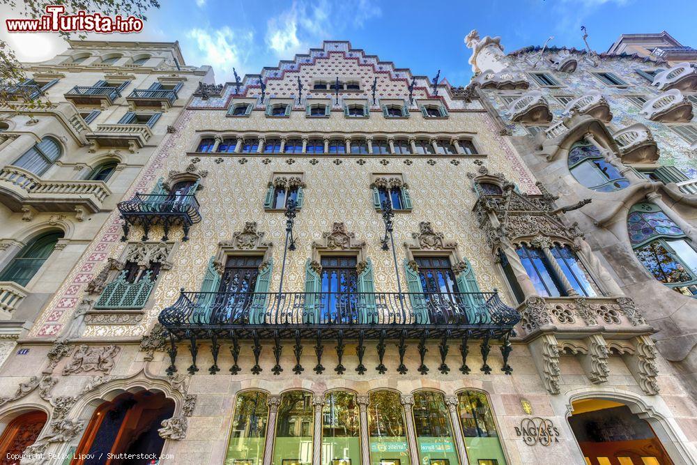 Immagine Facciata di Casa Amatller lungo il Passeig de Gracia a Barcellona - © Felix Lipov / Shutterstock.com