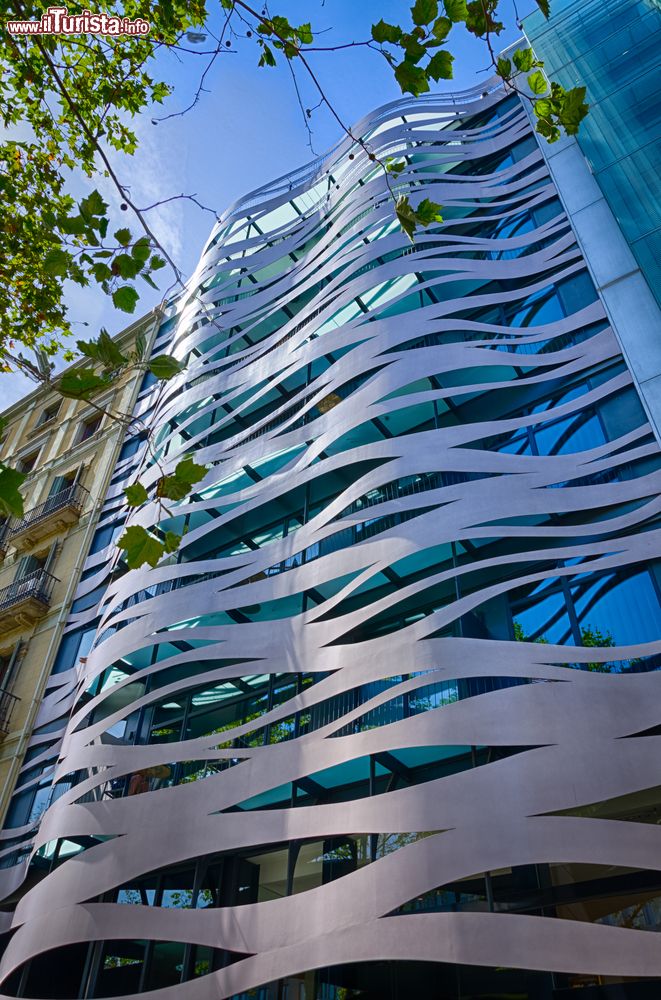 Immagine Palazzo moderno lungo il viale di Passeig de Gracia a Barcellona