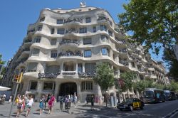 Casa Mila (La Pedrera): siamo nel quartiere Eixample, lungo il Passeig de Gracia aBarcellona - © Oscar Espinosa / Shutterstock.com