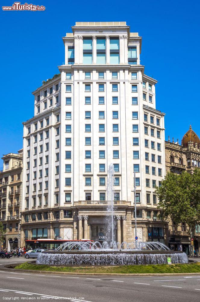 Immagine Un palazzo imponente del Passeig de Gracia a Barcellona - © Veniamin Kraskov / Shutterstock.com