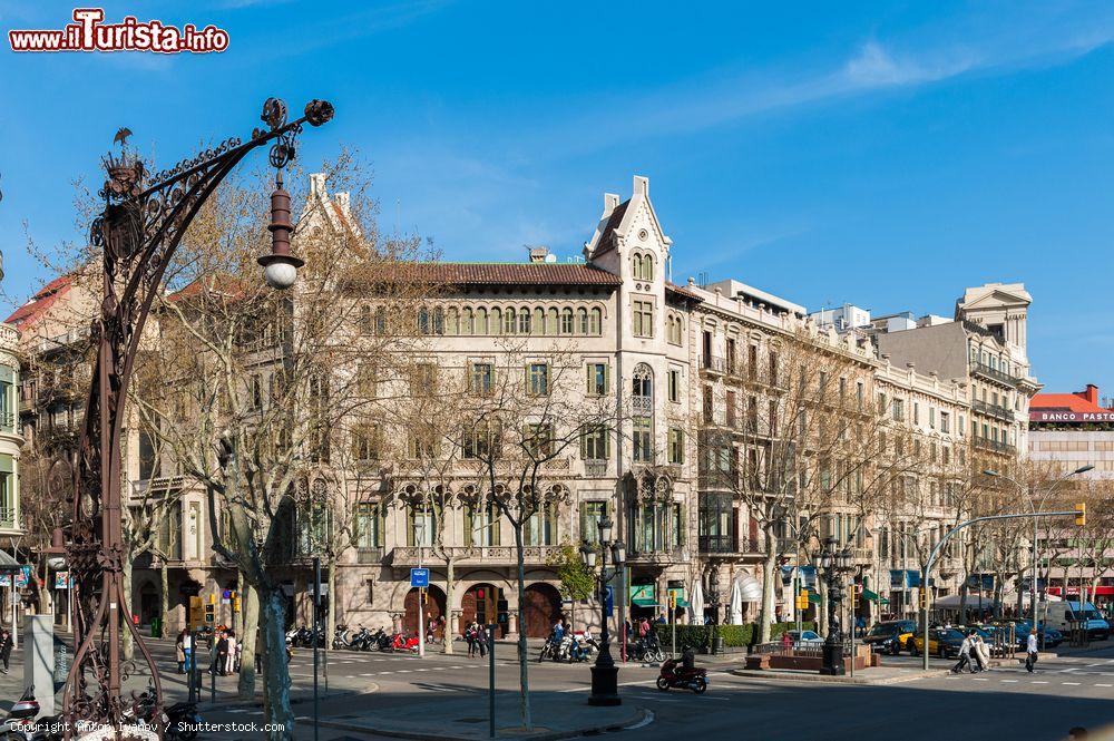 Immagine Un palazzo tipico del Paseo de Gracia a Barcellona - © Anton_Ivanov / Shutterstock.com