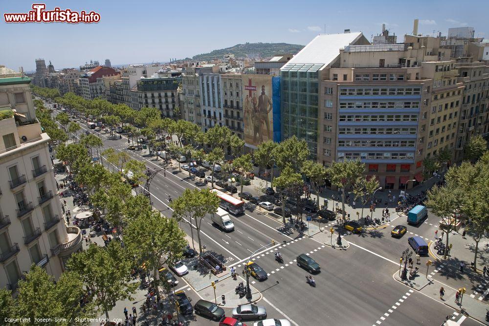 Immagine Vista aerea del Passeig de Gracia il viale con i palazzi modernisti a Barcellona - © Joseph Sohm / Shutterstock.com