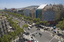 Vista aerea del Passeig de Gracia il viale con i palazzi modernisti a Barcellona - © Joseph Sohm / Shutterstock.com